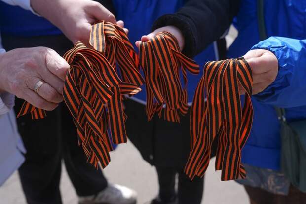 Участники программы «Время героев» рассказали о значении георгиевской ленты