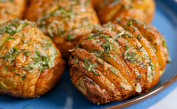 Запекаем картошку гармошкой. Добавляем соус и теперь это уже не гарнир, а главное блюдо