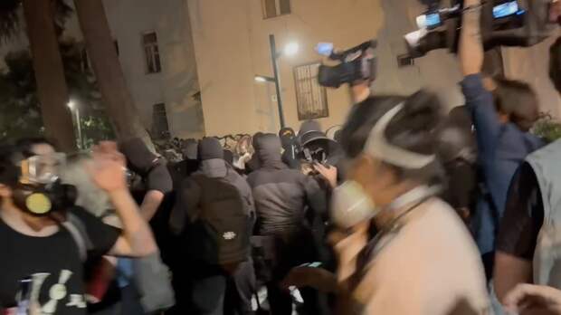 В Тбилиси силовики начали разгонять митинг противников закона об иноагентах
