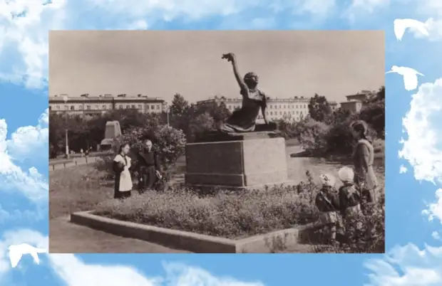 Пионеры возлагали к её памятнику цветы.