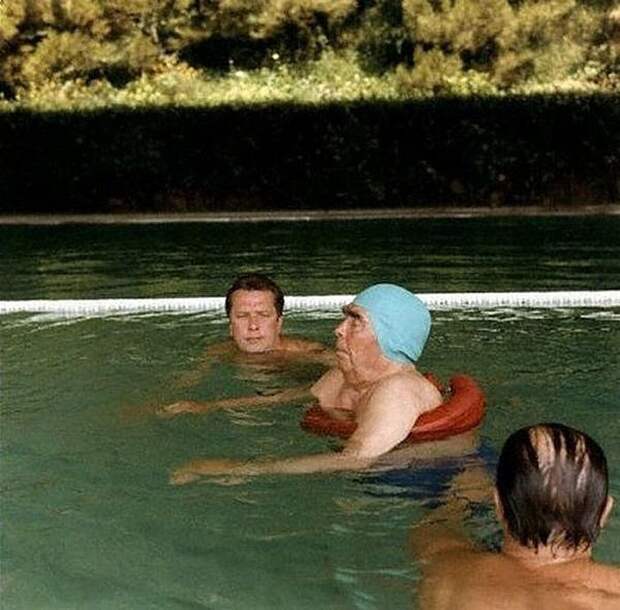 Леонид Брежнев в бассейне