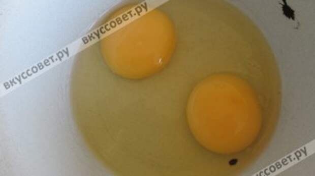разбить 2 яйца в глубокую тарелку(вытащить осколки скорлупы)