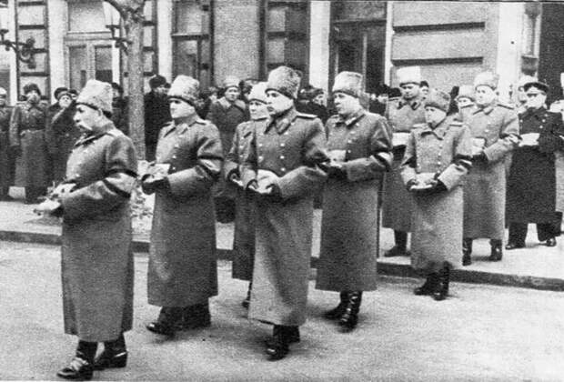 Маршалы Советского Союза, генералы несут ордена и медали Сталина. Фото © Журнал "Огонёк" № 11 (1344) от 15 марта 1953 года / little-histories.org