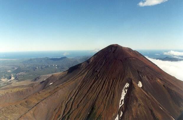 Вулкан на Курильских островах. | Фото: commons.wikimedia.org.