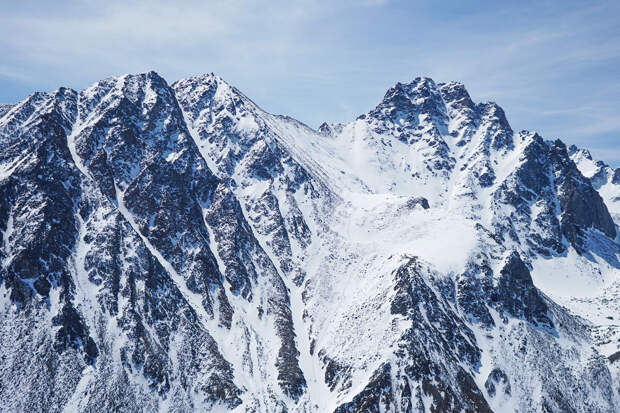 ТАСС: спасатели извлекли тело одного человека из-под снега на руднике в Бурятии