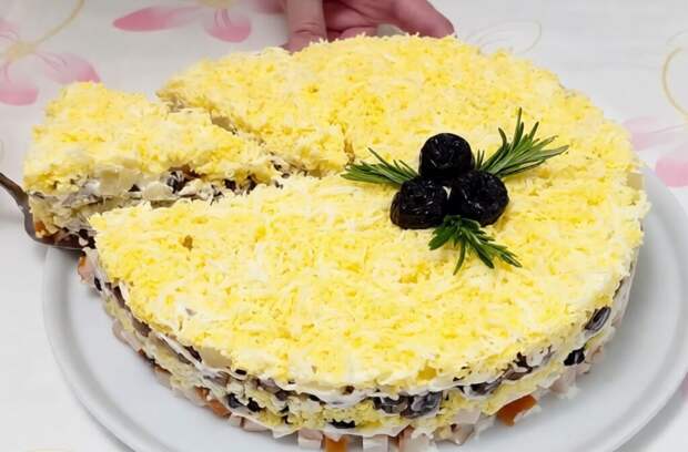 Забудьте о скучных салатах! Как приготовить «Дамского угодника», который запомнится гостям больше, чем главное блюдо