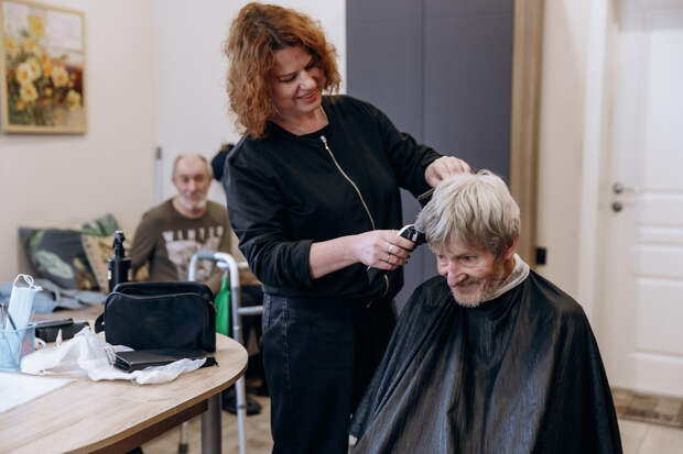 Волонтеры-парикмахеры стригут жильцов (на фото жилец приюта Александр Скугаров)