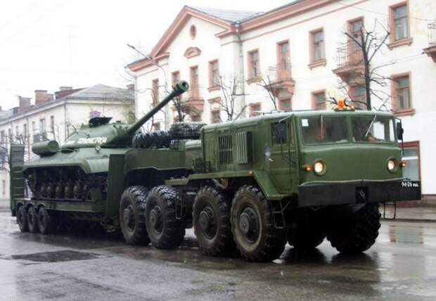 МАЗ-537 с танком на полуприцепе. | Фото: avto-nomer.ru.