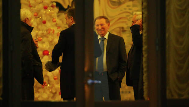 Посол России в Белоруссии Александр Суриков, посол России на Украине Михаил Зурабов и Леонид Кучма перед началом заседания Контактной группы в Минске Посол России в Белоруссии Александр Суриков, посол России на Украине Михаил Зурабов и Леонид Кучма перед началом заседания Контактной группы в Минске