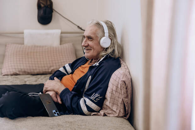 Владимир Тарковский в своей комнате