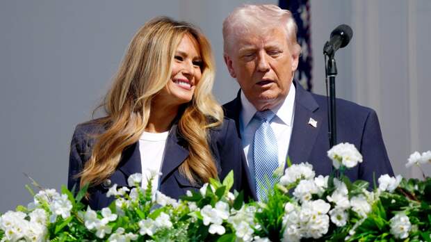 Сексолог оценила интимный жест Трампа в адрес жены на встрече с Карлом III