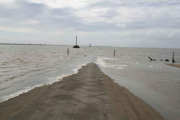 Дорога, дважды в сутки уходящая под воду дорога, вода