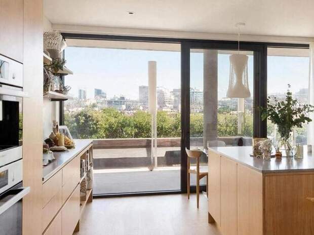 Москвича, который демонтировавал ванную и объединил кухню с лоджией, выдал сосед