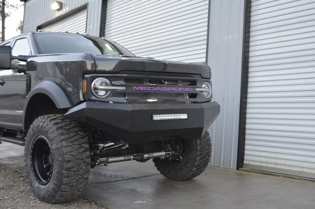 MegaRexx MegaBronc — семиместный Ford F-250 в костюме Bronco