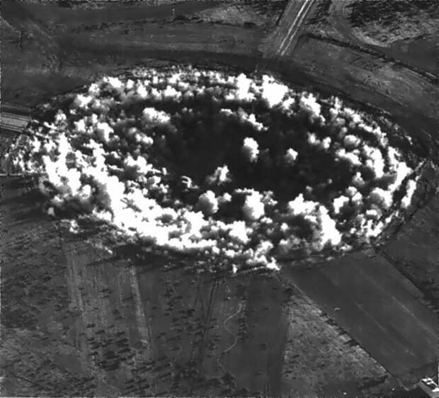 20. Ядерный кратер, образовавшийся после испытаний винтаж, интересно, исторические кадры, исторические фото, история, ретро фото, старые фото, фото