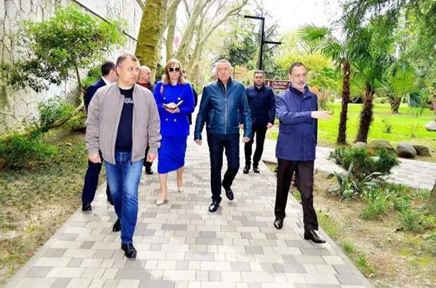 Депутат ЗСК Виктор Тепляков провёл обход в Комсомольском сквере