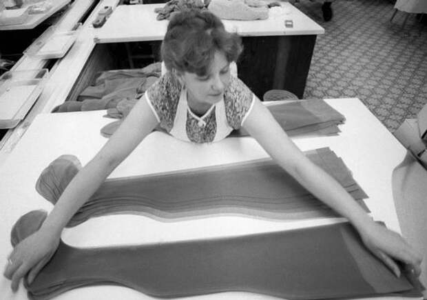 Работница Тушинской чулочной фабрики сортирует готовую продукцию. 1981 год