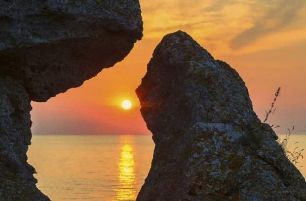 Водная гладь, красно-оранжевое небо и ослепительная точка на границе двух стихий.