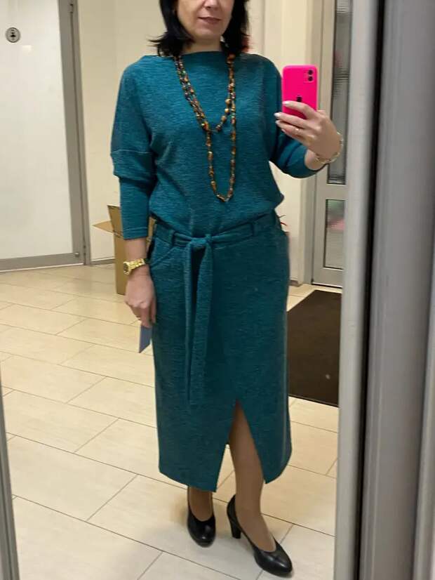 Трикотажные платья – отличный выбор для осенне-зимних образов, они мягкие и уютные. Зимние трикотажные платья шьют из достаточно плотного трикотажа, который неплохо держит форму.-13