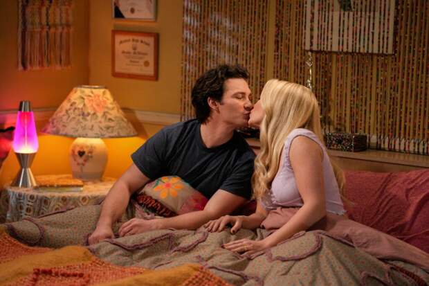 Georgie & Mandy kissing in bed on Georgie & Mandy's First Marriage Season 1 Episode 15