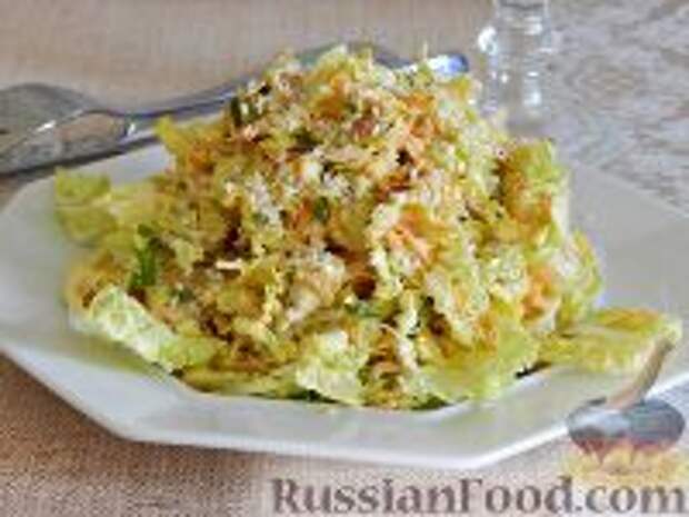 Фото к рецепту: Салат "Переполох" с пекинской капустой, курицей и шампиньонами