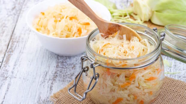 Как заквасить капусту, чтобы она получилась хрустящей: главные секреты вкусной заготовки