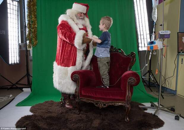 Санта принес свое кресло дети, добро, рождество, сказка