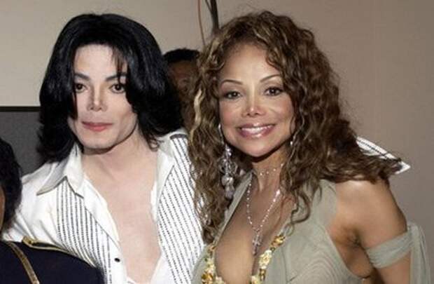 michael jackson and la toya jackson are the same person