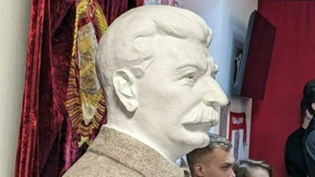 Бюст Сталина в барнаульском 