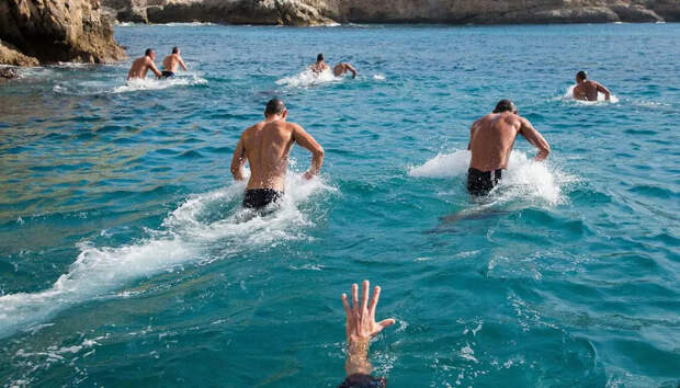 "Я мужик, справлюсь". Меня мучил вопрос – как русский пловец утонул, когда вокруг были тысячи профи? Спросила психолога