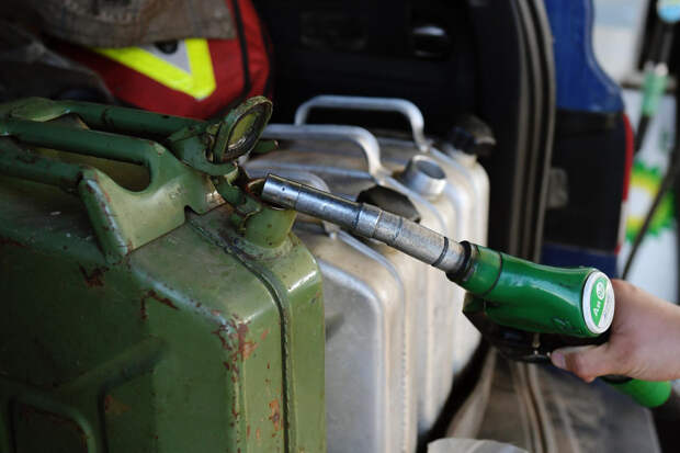 В Подмосковье запретили продавать бензин несовершеннолетним