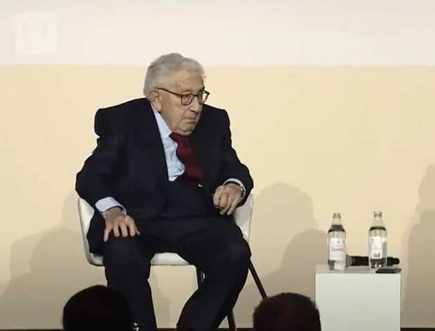 Генри Киссинджер: На переговорах нужно добиваться возвращения Россией тех 20 процентов украинских территорий, которые заняты ВС РФ