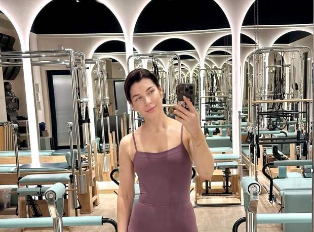 Актриса Екатерина Волкова снялась в обтягивающем комбинезоне