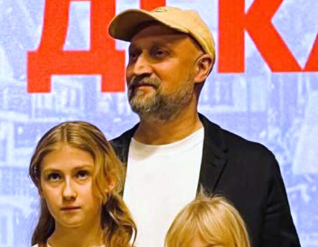 Актер Гоша Куценко рассказал, что дочери запретили ему приходить за ними в школу