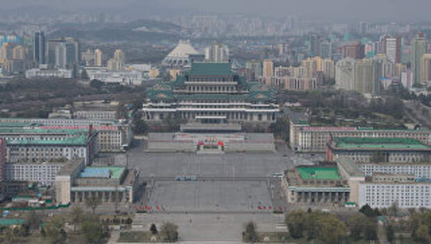 Вид на площадь Ким Ир Сена и Центральную библиотеку Пхеньяна со смотровой площадки монумента идей Чучхе. Архивное фото