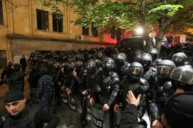 Красный уровень безопасности объявлен в парламенте Грузии из-за протестующих