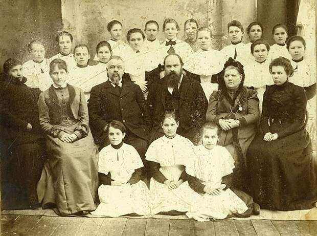 Фотография коллектива Белозерской женской прогимназии с воспитанницами, выполненная в марте 1901 года.