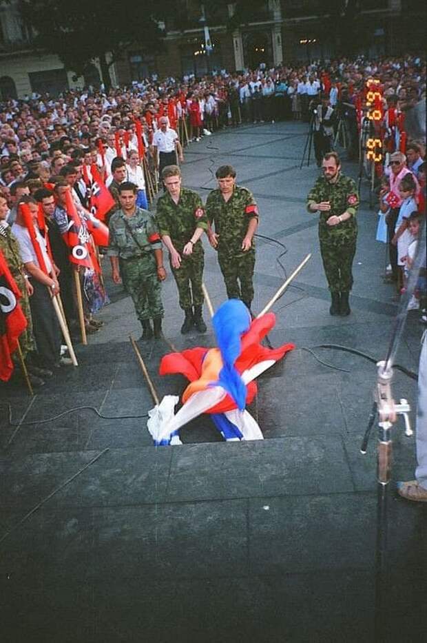 Митинг УНСО во Львове с выбрасыванием флагов Армении, Польши и России, 1997 год.