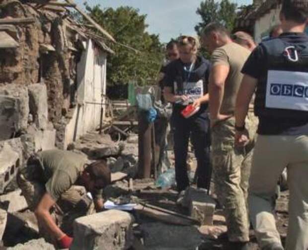 наблюдатели ОБСЕ на месте разрушенного обстрелами дома