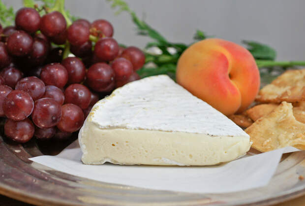 Бри — французский мягкий сыр, приготовленный из коровьего молока. Продукт имеет лёгкий запах нашатыря, а сама плесневая корочка — выраженный аммиачный аромат, однако съедобна. Характерен бледный цвет с сероватым оттенком под «благородной» белой плесенью. (Artizone)
