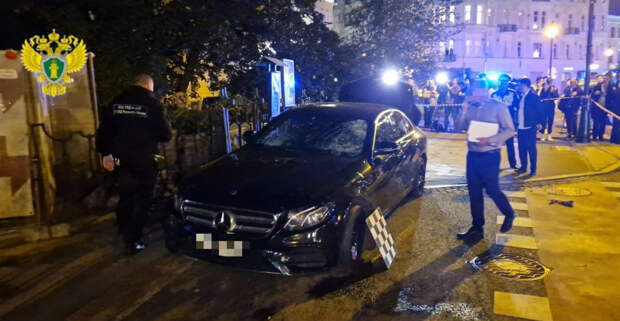Прокуратура Москвы публикует кадры с места ДТП на Большой Никитской. По предварительным данным, среди пострадавших две школьницы