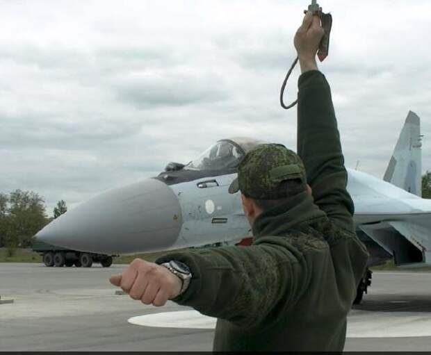 Фронтовые истребители Су-35 надёжно прикрывают ВС РФ с воздуха