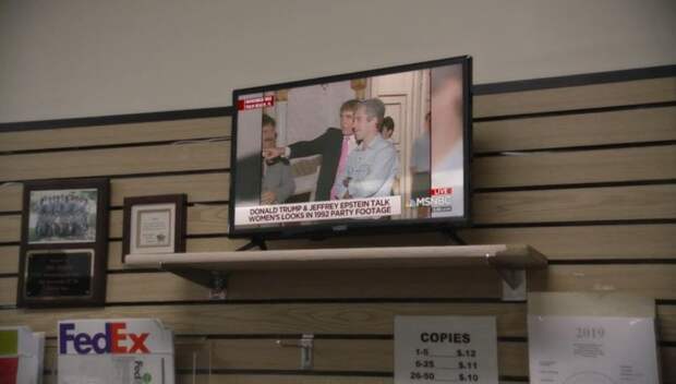 В фильме «Борат 2» главный герой решает подарить американцам свою 15-летнюю дочь