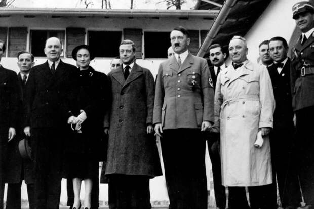 Октябрь 1937 года. Уже после отречения. В гостях у Гитлера. Эти посиделки с фюрером потом припомнят не только Эдуарду, но и Уоллис.