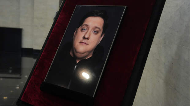 Маленькая дочь Романа Попова прижалась к матери на прощании с отцом