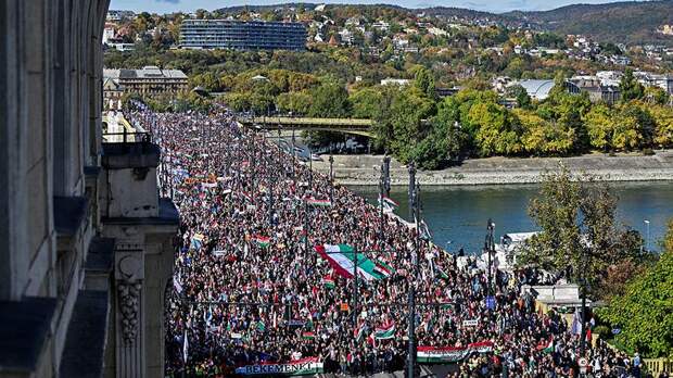 В Будапеште начался многотысячный митинг в поддержку Орбана