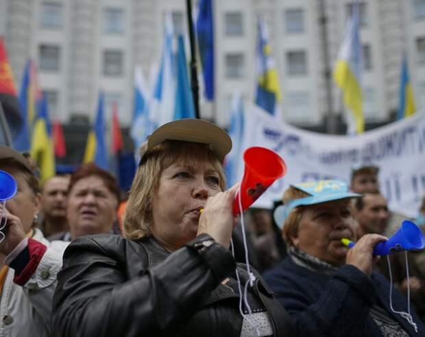Как живут украинцы через год после Майдана: цены, пенсии, валюта, ЖКХ