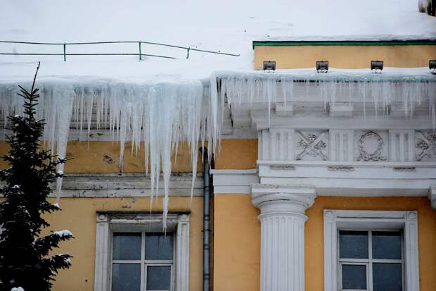 Прокуратура Москвы взяла на контроль уборку снега и наледи с крыш домов
