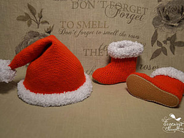 Вязаные сапожки и шапочка-колпачок " Santa"