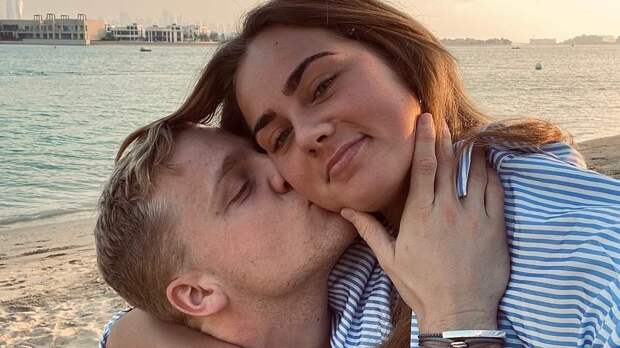 Ван де Бек обручился с дочерью Бергкампа, Эстель объявила: «Самое легкое „да“ в моей жизни».